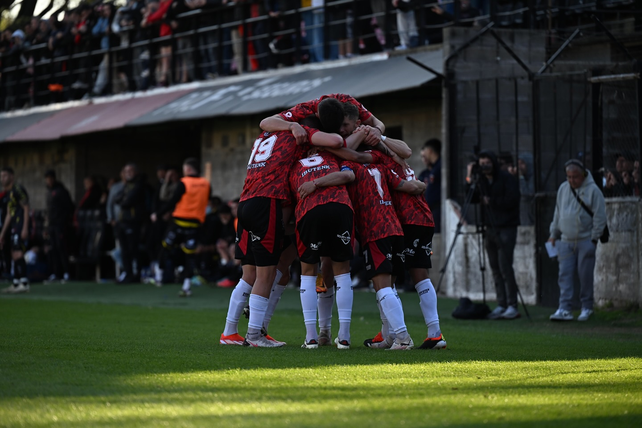 El DT de Defensores de Belgrano, Carlos Mayor, palpit&oacute; el partido ante Col&oacute;n.