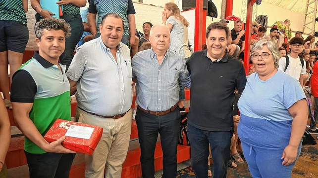 Galizzi, Poletti, Alurralde, Gim&eacute;nez y Prim&oacute;n acompa&ntilde;aron la reinauguraci&oacute;n de la piscina de la entidad de la avenida L&oacute;pez y Planes.