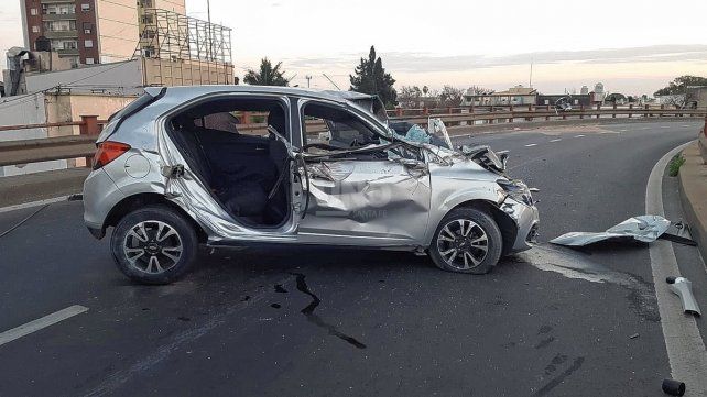 Así quedó el automóvil sobre el viaducto Oroño, en la salida hacia Avenida Alem.