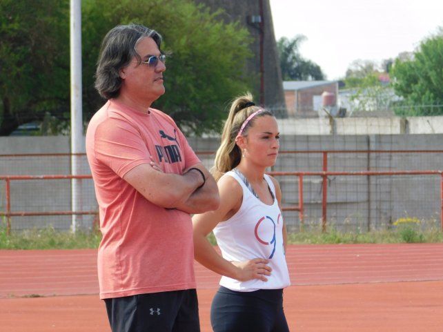 El profesor Maxi Troncoso es el entrenador de la talentosa garrochista santafesina.