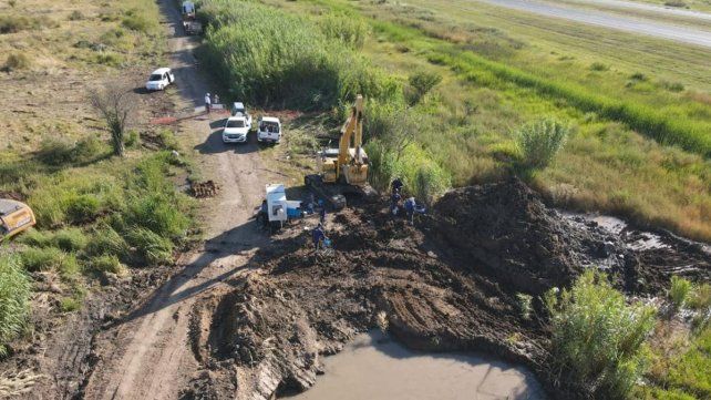 La intendente Daniela Qüesta se encuentra junto a funcionarios de la Secretaría de Obras Públicas supervisando los trabajos que se prolongarán hasta cerca de las 15.