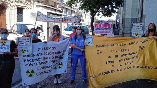 Concentración y marcha de enfermeros hasta Casa de Gobierno 
