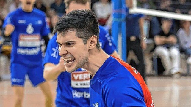 El opuesto formado en Villa Dora, jugó la última temporada en Suiza, donde fue elegido el mejor jugador.