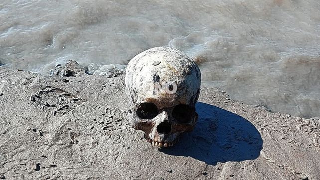 Macabro hallazgo en Sauce Viejo: encuentran un cráneo y restos óseos en la costa del río Salado.