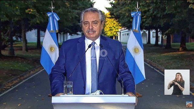 Alberto Fernández se refirió este jueves a los fondos especiales para beneficiarios de la AUH, en el marco de las nuevas restricciones. 