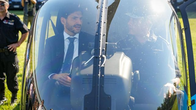 Pullaro presentó nuevos patrulleros y un helicóptero para la Policía de Santa Fe y aseguró que "el miedo cambió de lado" Pullaro presentó nuevos patrulleros y un helicóptero para la Policía de Santa Fe y aseguró que "el miedo cambió de lado"
