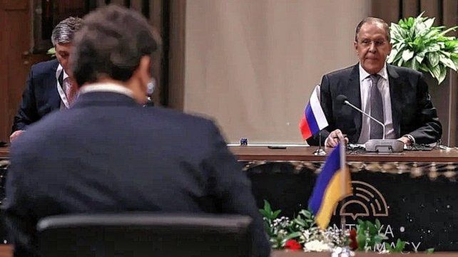 El canciller ruso Sergei Lavrov reunido con el canciller ucraniano Dmitri Kuleba.