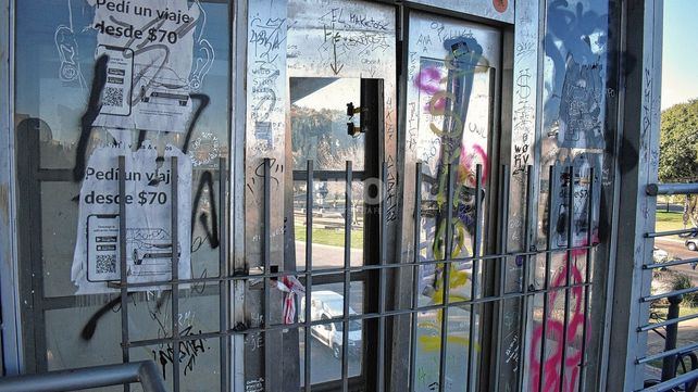 Abandonados: piden la refuncionalización de la escalera mecánica y del ascensor de plaza Alberdi