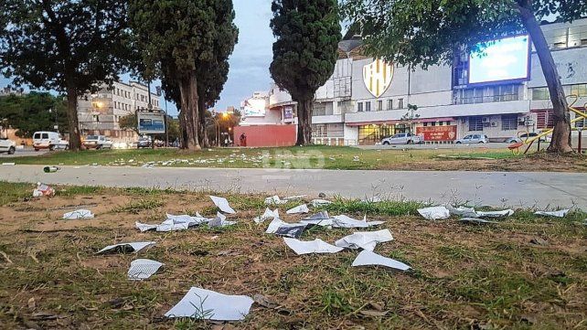 Los restos de los festejos frente al club Unión. 