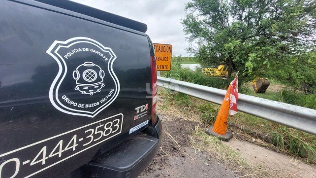 Buzos tácticos de la policía de la provincia trabaja en el operativo para retirar el camión del arroyo y buscar al conductor 