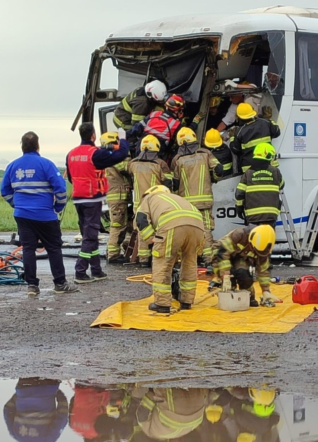 Fue necesario usar los elementos de corte que llevaron los bomberos para poder rescatar al chofer, que hab&iacute;a quedado dentro de la unidad.&nbsp;