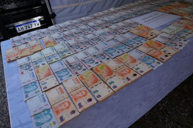 Descubren un arsenal enterrado en barriles en el sur provincial: tres detenidos y m&aacute;s de $10 millones secuestrados