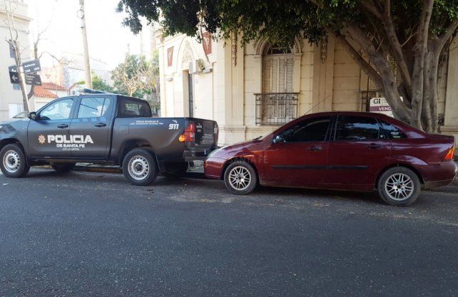 El auto que dejaron abandonaron los delincuentes.