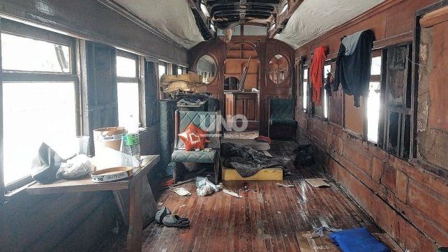 Un grupo de j&oacute;venes en situaci&oacute;n de calle vive en el tradicional vag&oacute;n de Pedro Vittori: "No tenemos donde dormir".