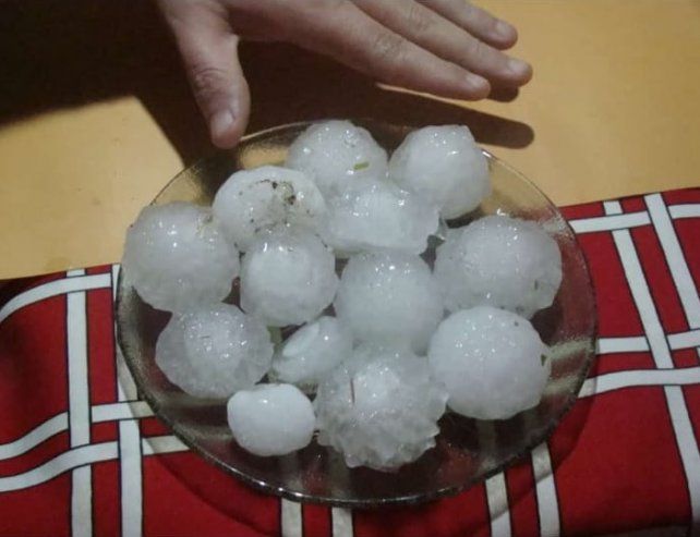 Granizo de grandes dimensiones sorprendió a los habitantes de Santo Tomé y San Carlos Norte