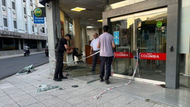 Un auto y una moto terminaron dentro de una entidad bancaria tras protagonizar un fuerte accidente. 