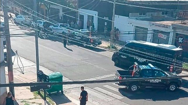 Rosario. El enfrentamiento a tiros dejó un delincuente muerte y un policía herido. Otro de los ladrones, también lesionado, se dio a la fuga.