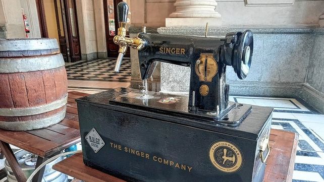 En otra edición de la Fiesta de la Chopera ganó una rediseñada con una máquina Singer.