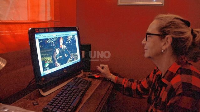 María Inés Masino, madre de Julio Cabal observando una foto de su hijo fallecido. Archivo UNO.