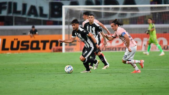 Mauro Pitt&oacute;n, otra vez, de lo poco para rescatar de Uni&oacute;n ante Central C&oacute;rdoba.