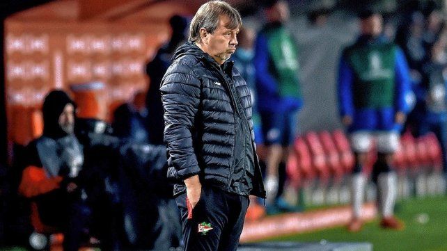 Ricardo Zielinski presentó su renuncia pero los dirigentes de Estudiantes lo convencieron para dirigir ante Unión. 