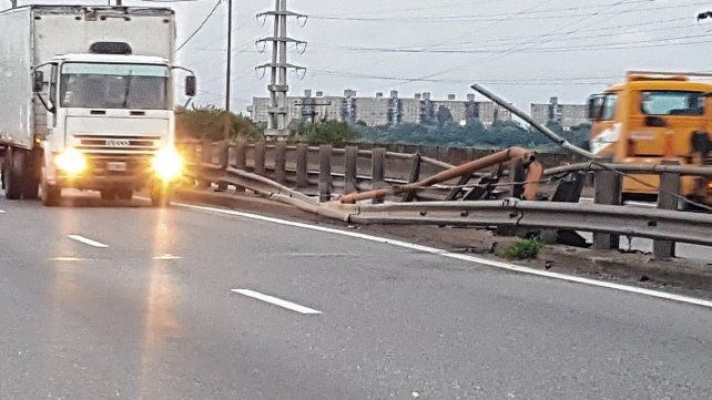 Un auto choco el guardarraíl u tumbó un poste de luz tras un accidente en la ruta Nº 168