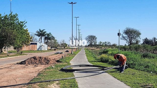 Las obras de cloacas en Bº Coronel Dorrego deberían finalizar a fin de año. Los reiterados hechos de inseguridad que sufren los obreros de dicha construcción, extenderán los plazos.   