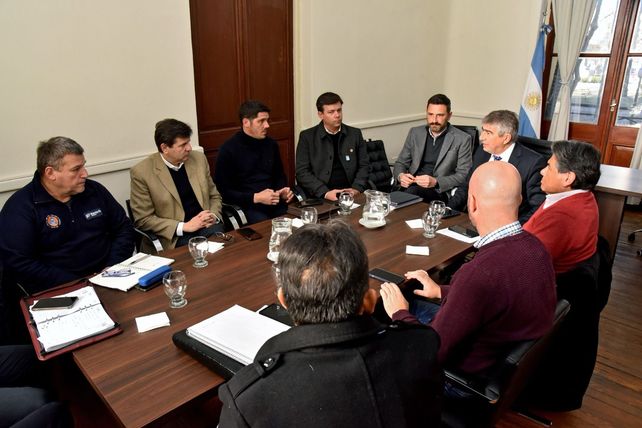 Los ministros de Gobierno e Innovaci&oacute;n P&uacute;blica, Fabi&aacute;n Bastia, y de Medio Ambiente y Cambio Clim&aacute;tico, Enrique Est&eacute;vez, encabezaron una reuni&oacute;n interministerial 