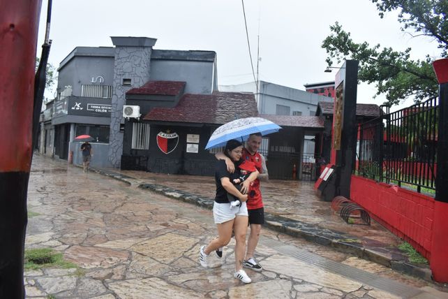 Ni la lluvia frenó a los socios de Colón para elegir a la nueva conducción. Ni la lluvia frenó a los socios de Colón para elegir a la nueva conducción.
