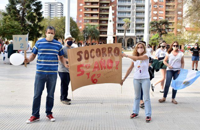 Padres de los chicos de los últimos años de la secundaria pidieron porque vuelvan a las aulas. 