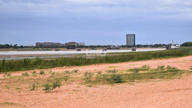 La falta de agua en el río Paraná es notoria. Pero es peligroso cruzar la Laguna Setúbal.