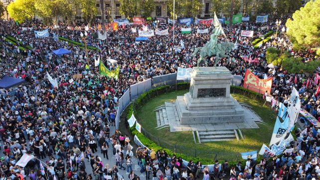 La plaza San Mart&iacute;n estuvo atiborrada de estudiantes e integrantes de la sociedad civil para defender la educaci&oacute;n p&uacute;blica.
