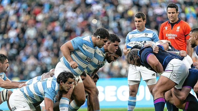Medio minuto para que los jugadores se alineen para conformar el scrum, una formaci&oacute;n que se demoraba mucho en su conformaci&oacute;n.