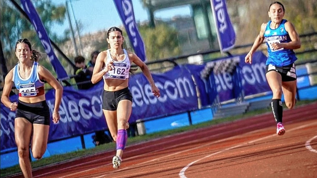 Agustina Wilhjeln (izquierda) se qued&oacute; con la medalla de plata en los 200 metros en Buenos Aires.