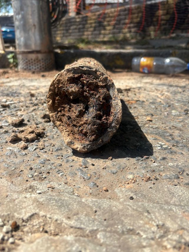Corroiodos, obstruidos y con un evidente deterioro: los caños centenarios de agua que se están reemplazando en Santa Fe