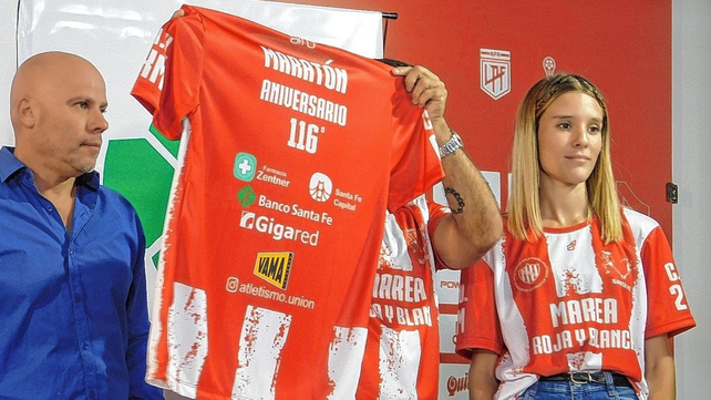 En la oportunidad se presentó la remera oficial que se utilizará en la maratón que se largará el domingo 16 desde las 9. 