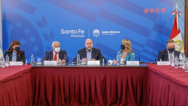 El gobernador de la provincia, Omar Perotti, encabeza la reunión de la Junta Provincial de Seguridad.