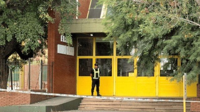 La escuela permanece cerrada y con custodia policial. 