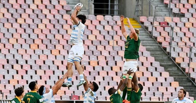 El seleccionado argentino de rugby M20 cay&oacute; ante Sud&aacute;frica en la primera fecha del torneo.