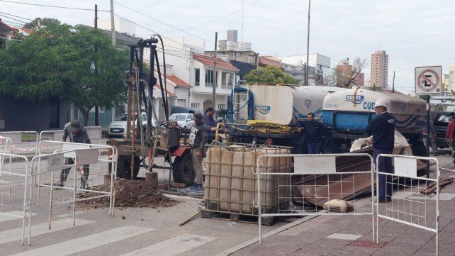 Interrumpen el tránsito frente al Club Unión para arreglar el socavón Interrumpen el tránsito frente al Club Unión para arreglar el socavón