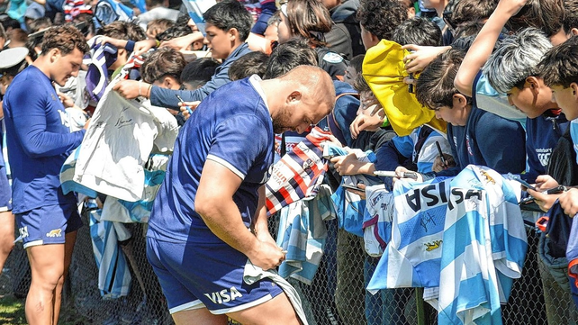 El rafaelino Mayco Vivas y el mendocino Rodrigo Isgr&oacute; firmaron aut&oacute;grafos a los chicos que asistieron a la autopista.