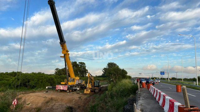 El operativo para rescatar el cuerpo del chofer y retirar el camión del agua en el arroyo Miní