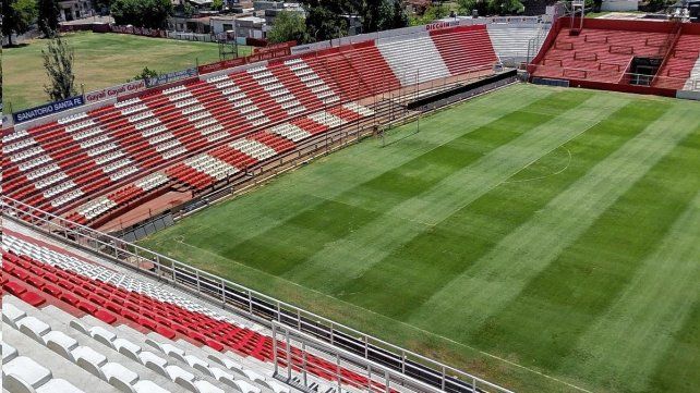 El campo de juego del 15 de Abril de Uni&oacute;n luce impecable para el Cl&aacute;sico de este s&aacute;bado. Gentileza | @soytatenga