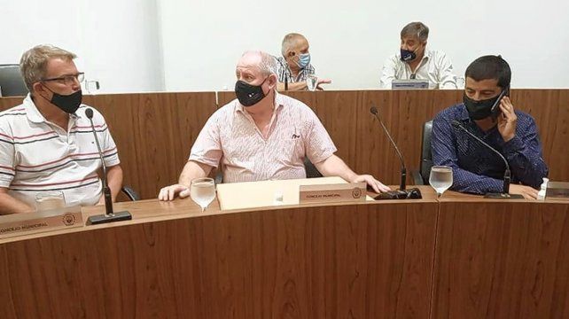 El presidente de Gimnasia, José Carnelli, junto al director de deportes municipal, Adrián Alurralde, y el coordinador de deportes, Axel Menor.