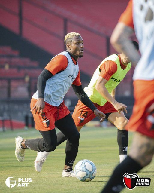 Yeiler G&oacute;ez sorprendi&oacute; a Eduardo Dom&iacute;nguez, quien comienza a hacerle un lugar en Col&oacute;n.