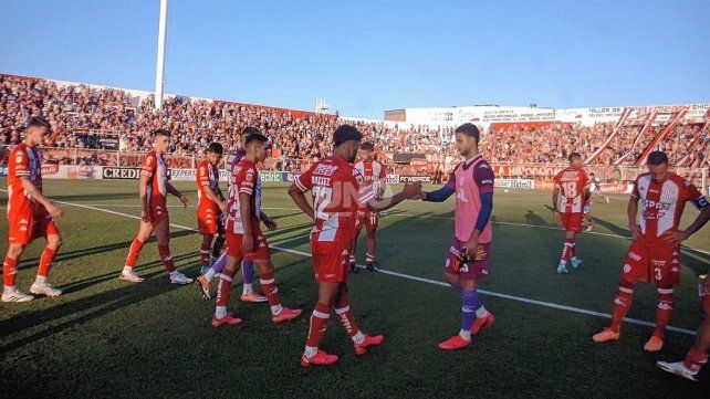 Tras perder con Defensa, para Uni&oacute;n ganarle a Arsenal es pr&aacute;cticamente una obligaci&oacute;n para mantener las aspiraciones de copa. UNO Santa Fe | Jos&eacute; Busiemi