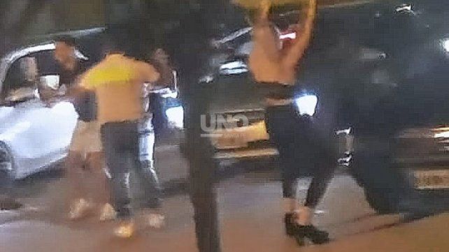 Los vecinos aseguran que el baile y las peleas se derraman alrededor del Club Villa Dora.