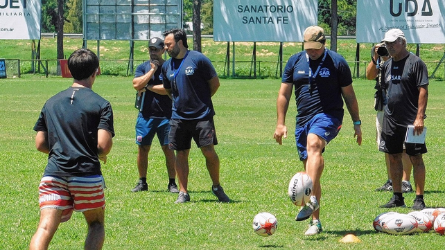 En CRAI, Nico observa atentamente los trabajos que se llevan adelante en el marco de la actividad de Sudam&eacute;rica Rugby.