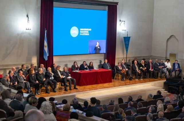 La Universidad Nacional del Litoral distinguió a convencionales constituyentes, entre ellos al exdocente de la UNCuyo Mauro Aguirre.