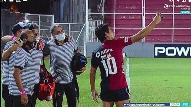 Pulga Rodr&iacute;guez se sac&oacute; varias selfies con los auxiliares y jugadores de Cipolletti tras la victoria de Col&oacute;n en Copa Argentina.